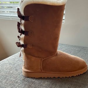 Ugg boots size 5 US. Tan with brown bows in the back.